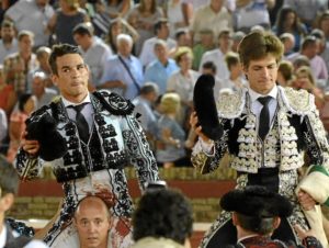 Manzanares y El Juli, a la derecha, duranta su salida a hombros de la Merced. (Gilberto/ambitotoros)