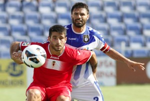 Córcoles ante un juugador del Murcia.