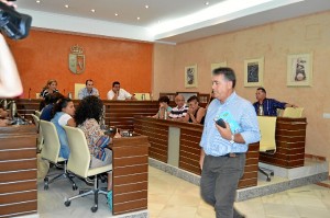 Francisco Bella (de pie) en el transcurso de un pleno municipal.