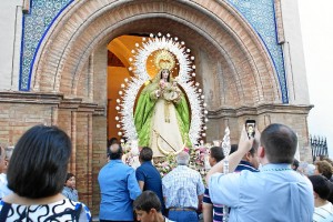 Salida de la Virgen del Valle de su ermita durante el traslado.