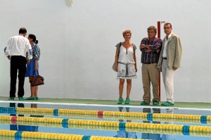 Visita del alcalde de Bollullos a la piscina municipal.