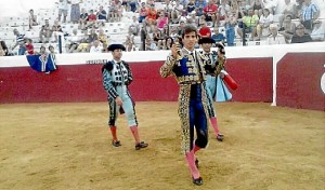 Vuelta al ruedo de Silvera con las orejas en mano.