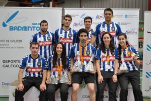 Pablo Abián y Carolina Marín con el equipo en Campeonato de España.