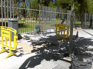 Obras en el acerado de la avenida Caro Baroja.