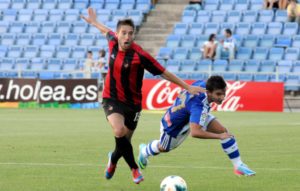 Tomás Girón intentando marcharse de un rival. (Espínola)