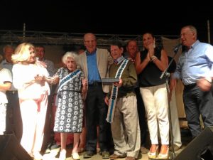 Los abuelos homenajeados, en compañía del alcalde.