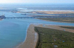 Imagen aérea del cauce del río Odiel salvado por los puentes que unen Huelva y Corrales. (Rodolfo Barón)