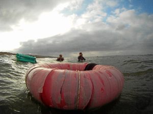 La coquina capturada se va metiendo en este flotador hasta que consideran que ya hay la cantidad suficiente para salir a tierra y seleccionarla