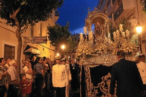 La Virgen de la Cinta, ya de noche, por las calles de Huelva.