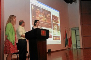 La profesora Franziska Apprich, responsable del Departamento de Comunicación, junto a los onubenses durante la presentación del programa de prácticas. (Celia Unquiles)