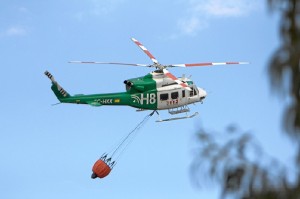 Un helicóptero ha intervenido para controlar el incendio. (José Carlos Sánchez-Multimagenestudio)