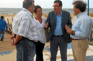 Manuel Andrés González conversa con responsables del sector.