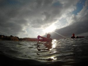 Los mariscadores tirando del rastro con los primeros rayos de sol.