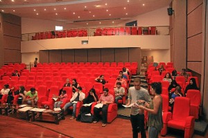 Alumnos durante la primera clase del programa de prácticas de EL CORREO DEL GOLFO en la Universidad Canadiense de Dubai. (Celia Unquiles)