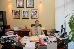 El profesor Karim Chelli, presidente de la Universidad Canadiense de Dubai, durante la reunión con los editores de EL CORREO DEL GOLFO. (Celia Unquiles)