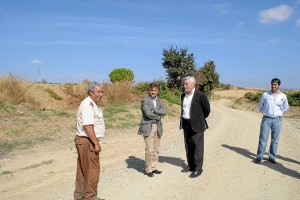 Visita del delegado a uno de los caminos que se han arreglado.