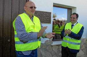 El director general de Mycsa, Olaf Mulder, y el alcalde de San Juan, tras la inauguración de la placa conmemorativa.