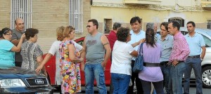 Gabriel Cruz, durante su visita a la barriada del Rocío.