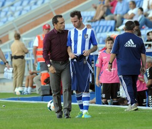 Sergi, técnico albiazul, hablando con el lesionado Fernando Vega. (Espínola)