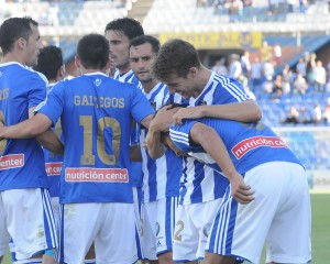 Jugadores del Recreativo celebrando la victoria. (Espínola)