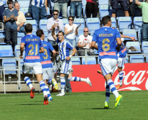 Linares, felicitado por sus  compañeros tras marcar ante el Mallorca. (Espínola)