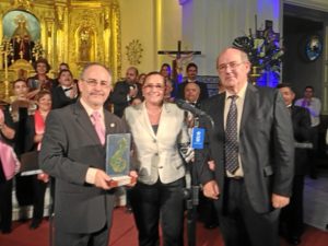 La alcaldesa con el director de la Coral de Faro y el director del Festival.