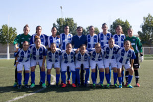 Pablo A. López junto a la plantilla del Fundación Cajasol San Juan. (Juanma Arrazola).