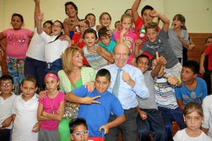 El alcalde con jóvenes participantes en el proyecto.