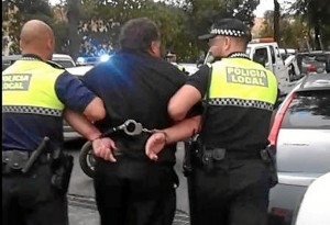 Momento en el que el sacerdote ucraniano es conducido detenido por la Policía Local.