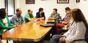 Reunión de Barrero con representantes de los procuradores en Huelva.