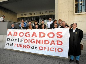La protesta se ha llevado a cabo ante el Palacio de Justicia de Huelva. (José Miguel Espínola)