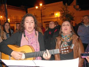 Mari Toni Contreras y Ana Rodríguez interpretando la Salve.