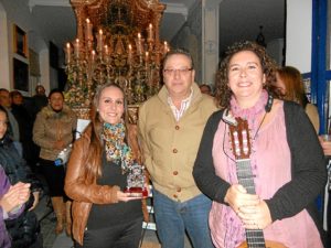 De manos del Vicepresidente de la Hermandad, Paco Moreno, Ana y Mari Toni reciben un regalo.