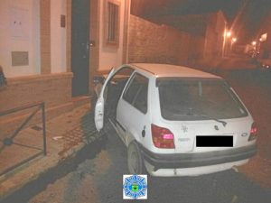 Coche accidentado en calle de Bonares