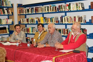 Un momento de la presentación en Puebla de Guzmán de 'Perseguidos', el nuevo libro de Rafael Moreno.