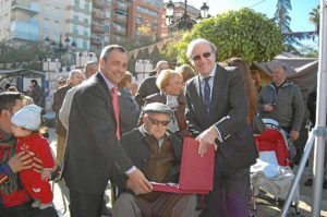 Pedro Rodríguez entrega la placa al homenajeado de honor.