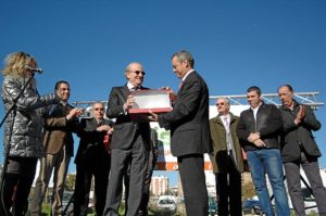 El alcalde recibe la placa homenaje.