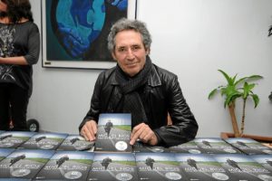 Miguel Ríos, con su libro en las manos. (Espínola)