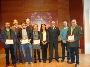 Entrega de los premios por el rector.