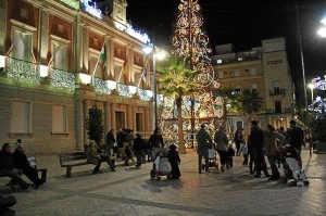 Así luce el alumbrado navideño junto al Ayuntamiento de Huelva.