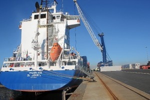 El barco de OPDR en el muelle del Puerto de Huelva.