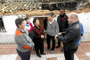 El portavoz socialista con los vecinos junto a la casa abandonada.