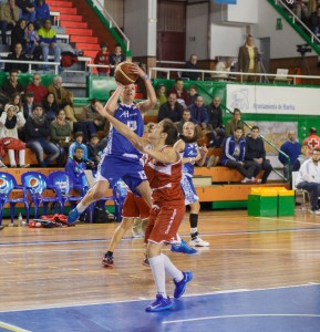 Claudia Pop, en una entrada a canasta ante Burgos.