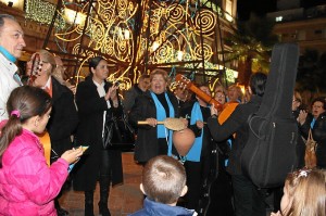 Los coros de mayores cantan a la Navidad.