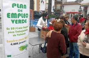 Entrega de flores de Pascua en Valverde.