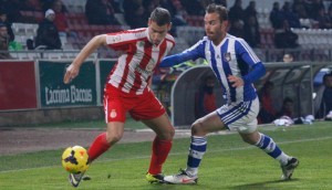 Fernando Vega, presionando a un rival del Girona.