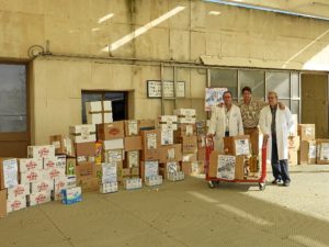 Entrega de alimentos a Cruz Roja.