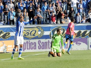 Cabrero y Montoro, protestando el primer gol de Las Palmas. (Espínola)