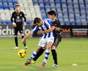 Álvaro Antón presionado por un jugador del Jaén. (Espínola)