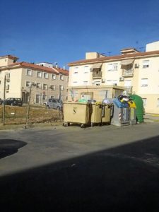 Contenedores repletos de basura en Gibraleón.